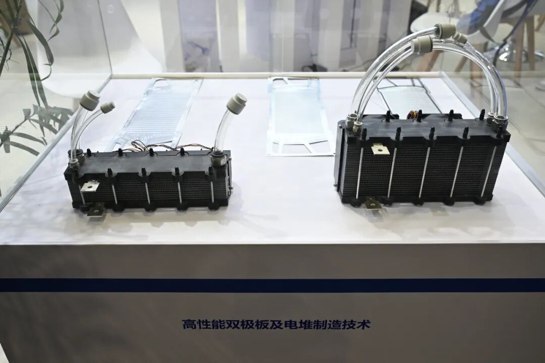 3522vip浦京集团官网在第25届工博会高校展区现场展示高性能双极板及电堆制造技术