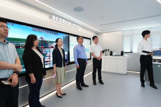 参观实验室