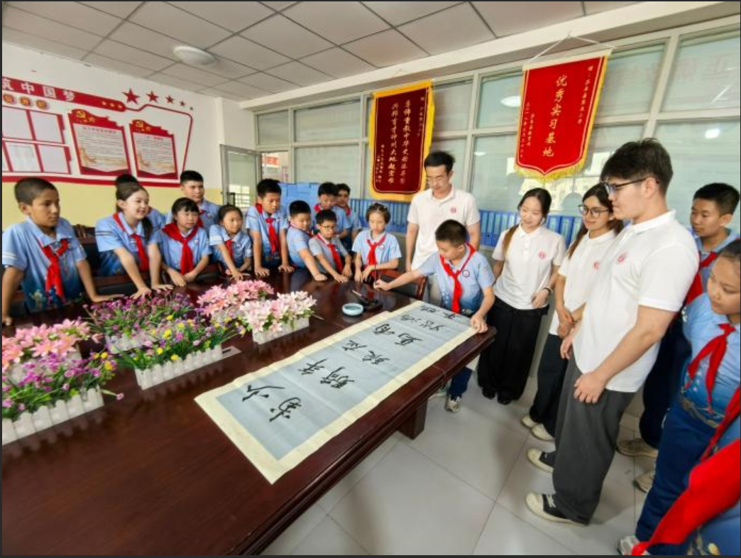 喀什地区莎车县第五小学六年级学生雍晨宇书写书法作品赠送给推普实践团