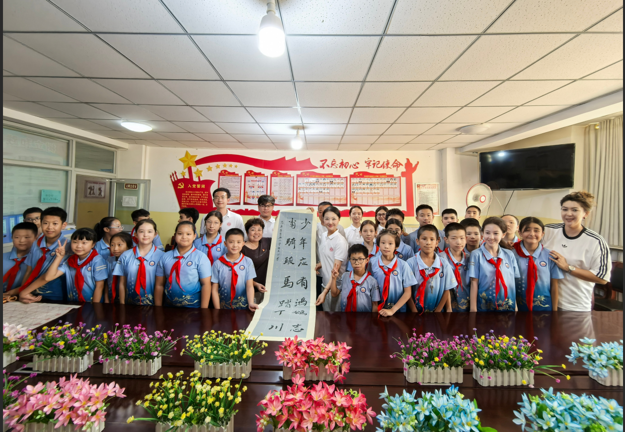 上理工推普实践团与喀什地区莎车县第五小学师生合影