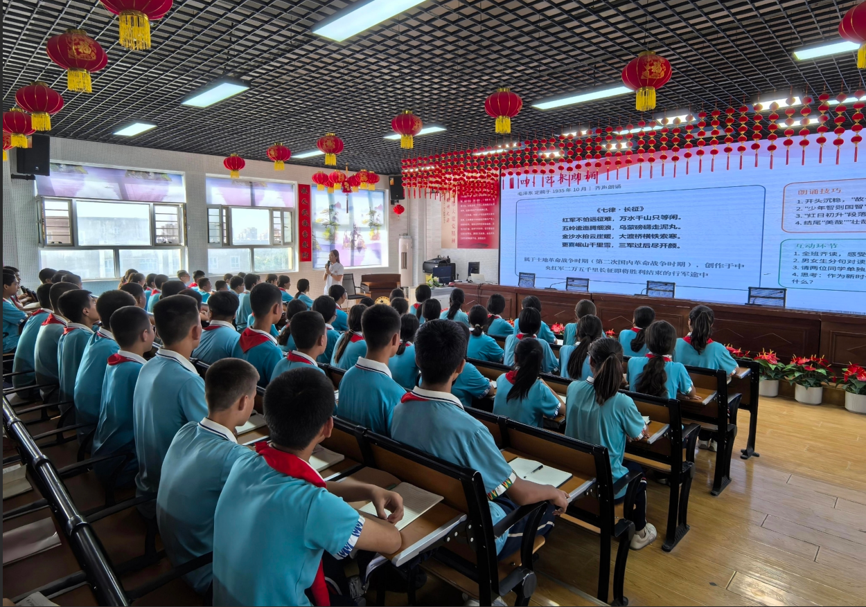 上理工推普实践团在喀什地区叶城县第十七中学开展推普课程，带领学生朗诵七言律诗《七律·长征》