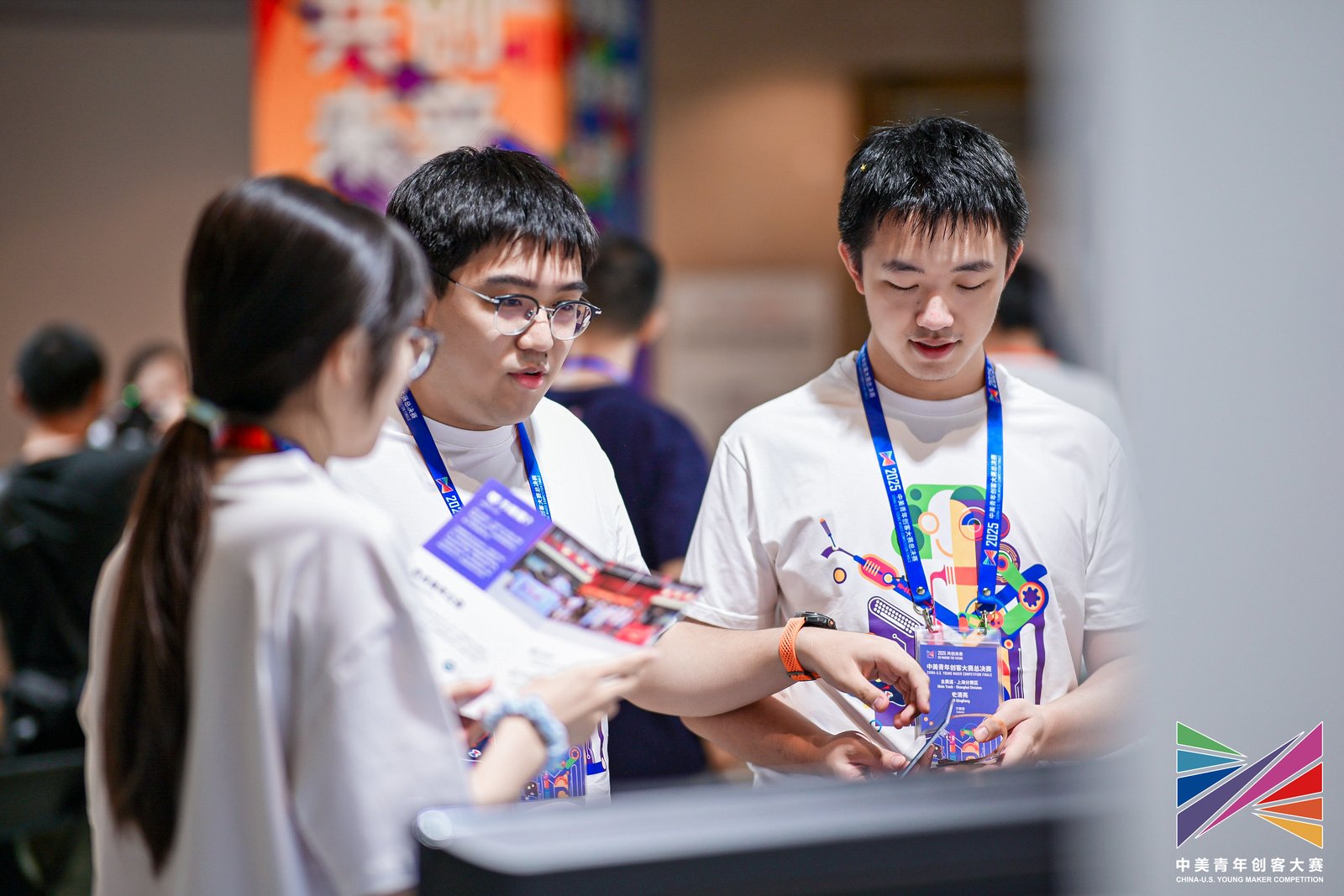 参赛学生布展并调试设备