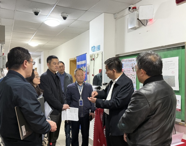 检查组在三公寓三号楼检查宿舍消防安全工作落实情况