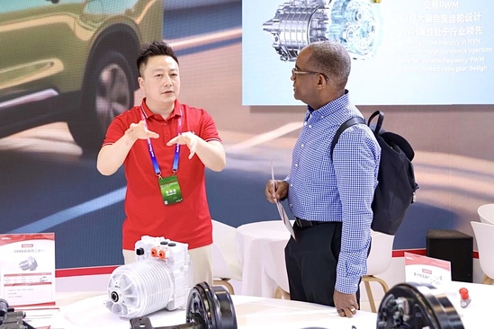 2026年北京国际汽车展览会上，曹冠晖与国际客商洽谈