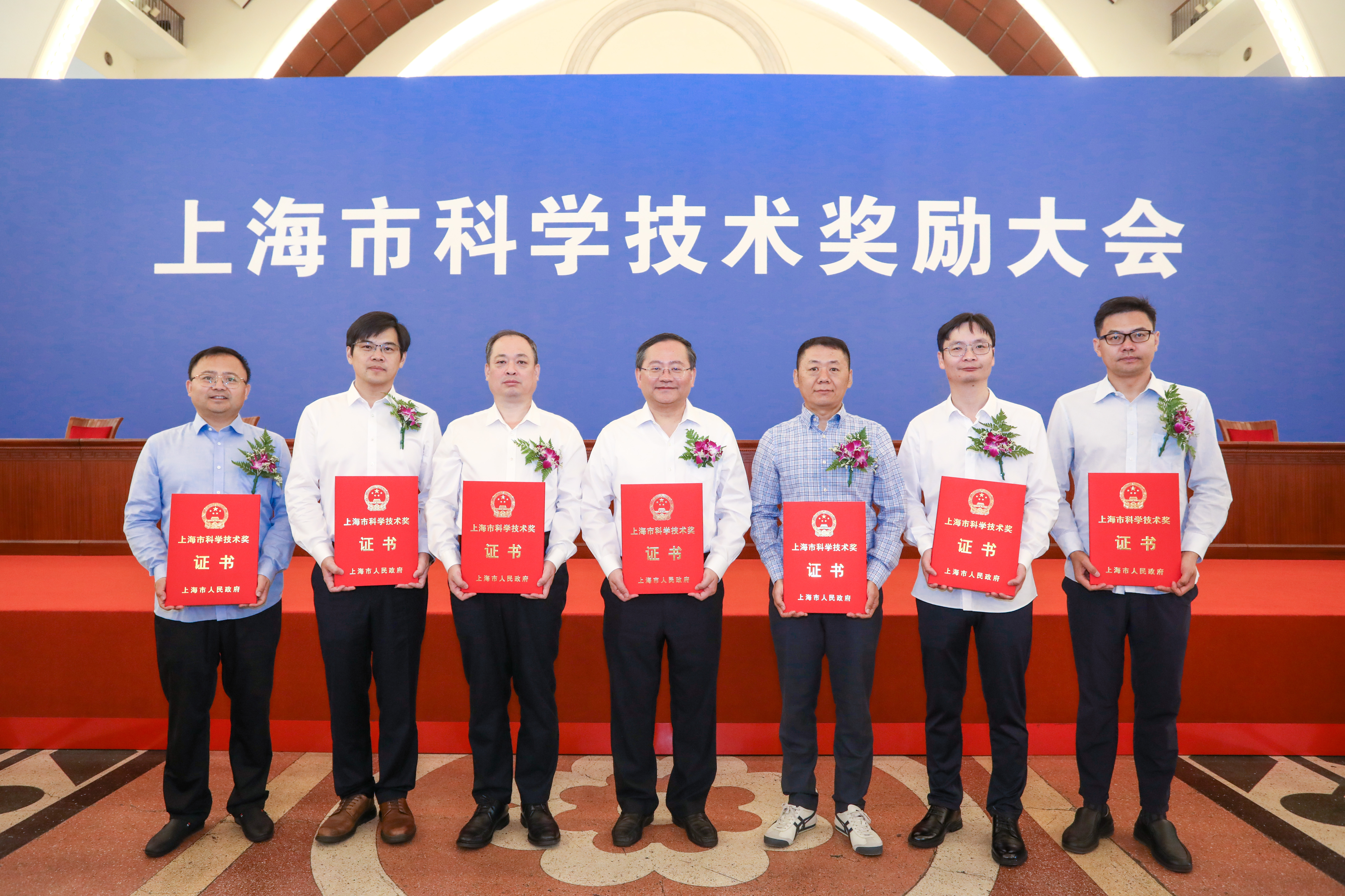 校长朱新远与获奖项目教师代表合影留念