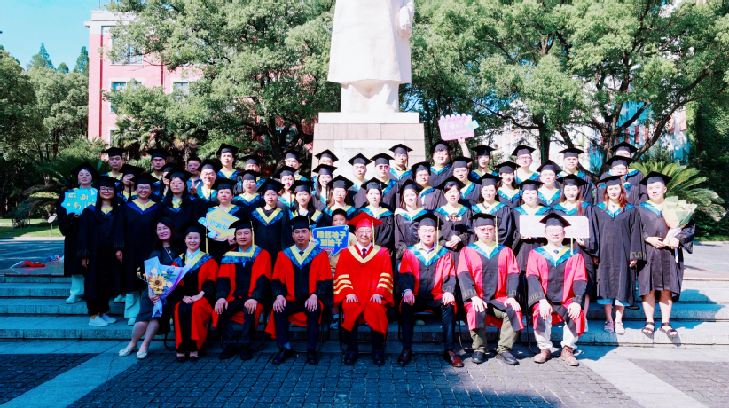 教学点毕业生代表合影留念 教学点毕业生代表合影留念