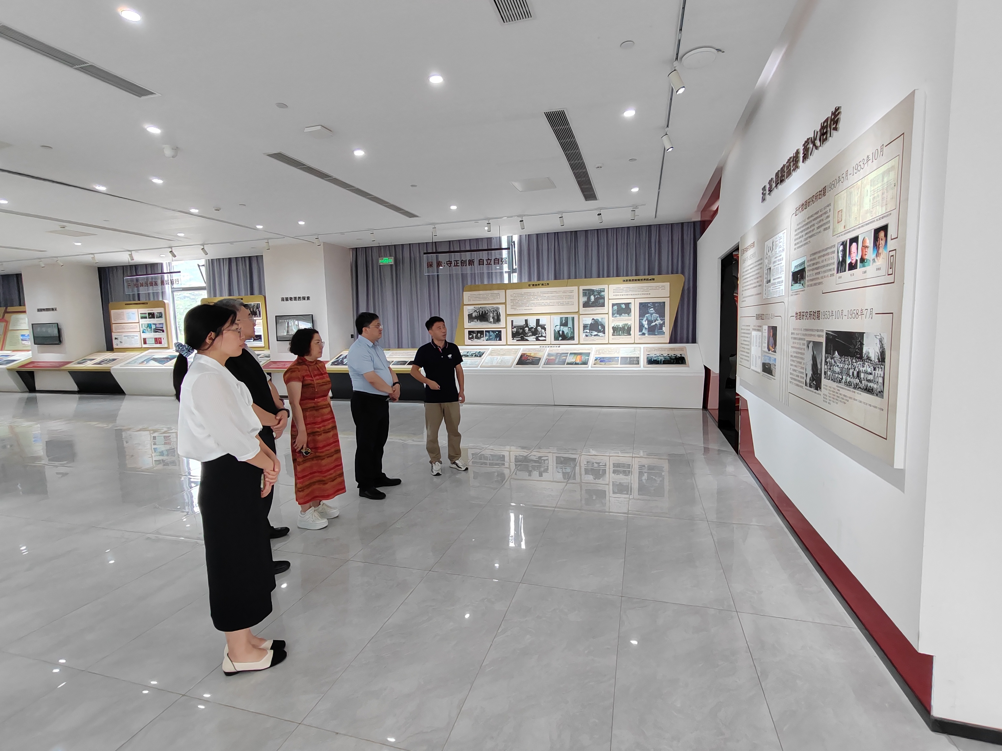 参观中国散裂中子源科普展厅