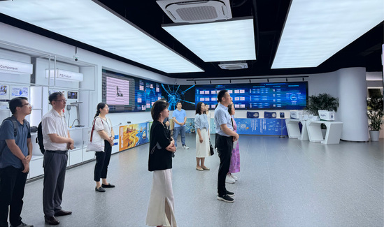 参观海智在线展厅和创客工坊