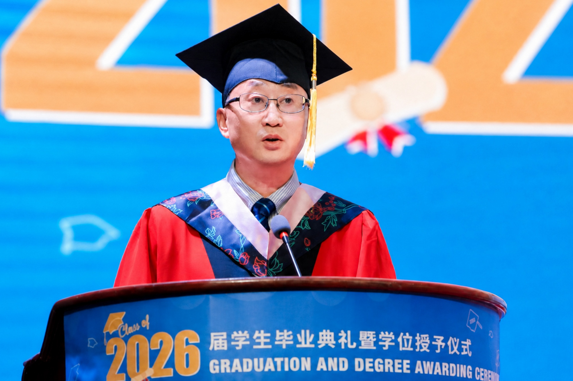 中英国际学院党委副书记、副院长（主持行政工作）张峥宣读毕业生名单