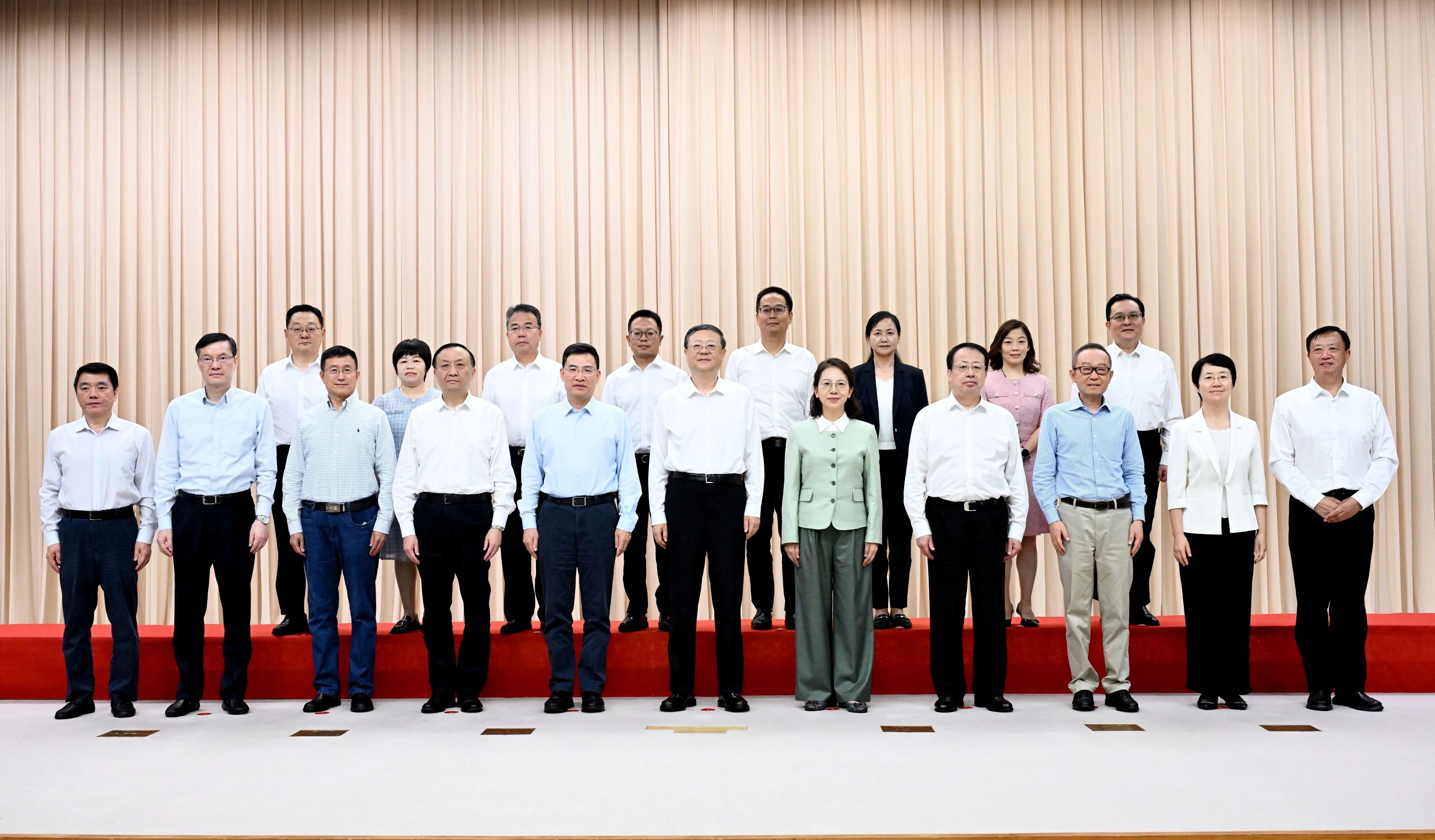 教师节之际，市委书记陈吉宁，市委副书记、市长龚正与上海市优秀教师代表举行座谈，代表市委、市政府，向全市广大教师和教育工作者致以节日祝贺和诚挚问候。（前排右一为浦京官网顾铮𠀡老师）