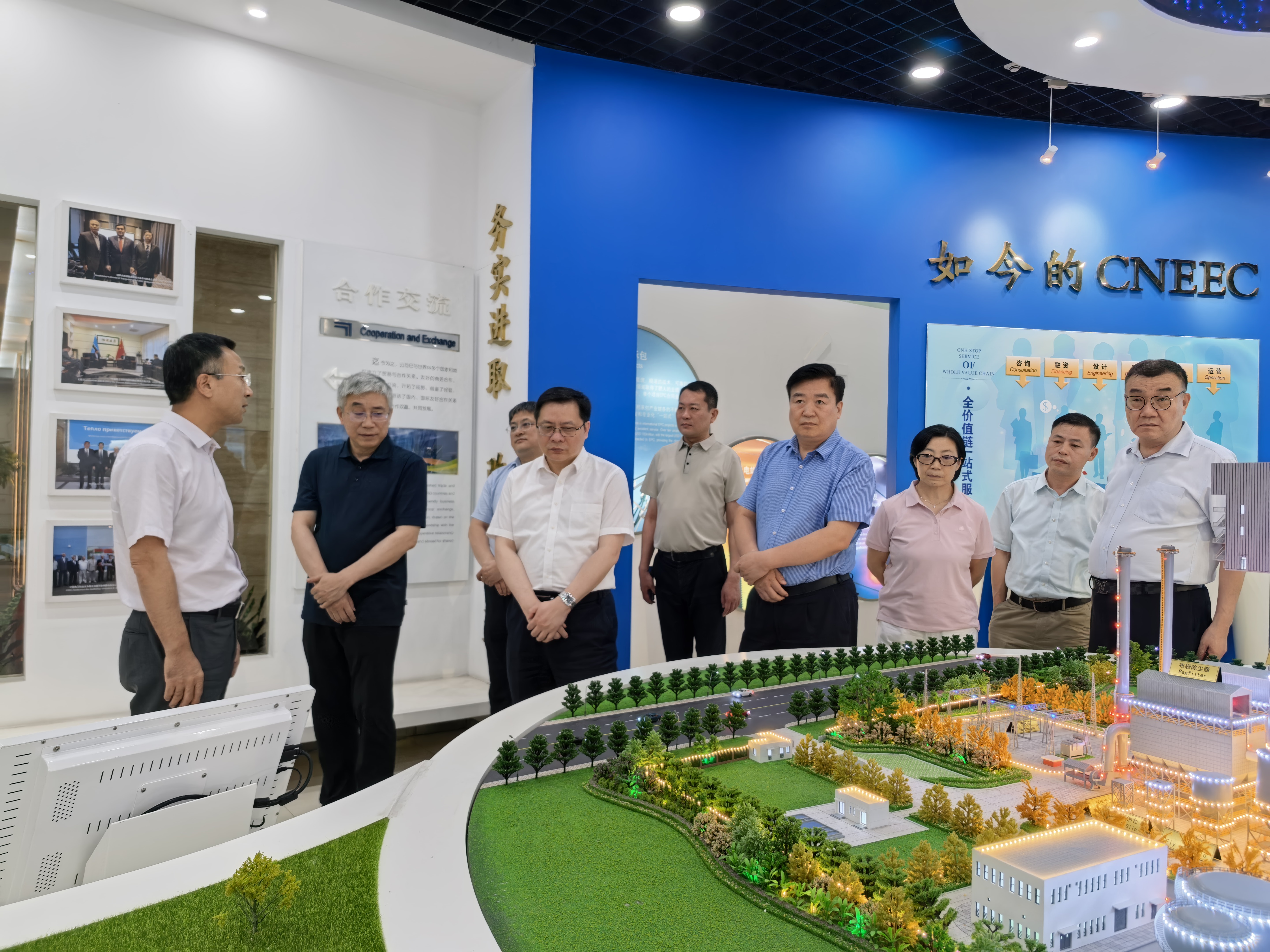 参观中国电工展厅