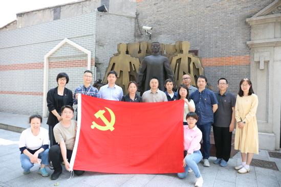 在中国劳动组合书记部旧址陈列馆合影