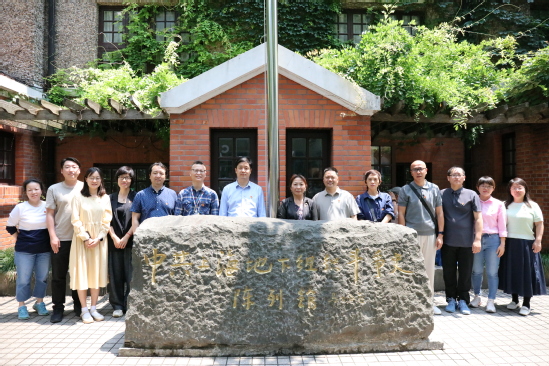 在中共上海地下组织斗争史陈列馆合影 在中共上海地下组织斗争史陈列馆合影
