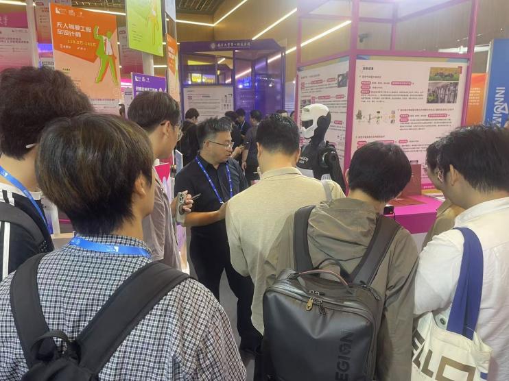 全球技术转移大会3522vip浦京集团官网展位前