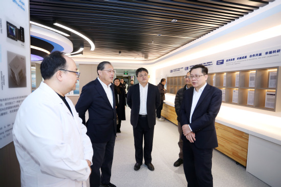 参观智能科技学院实验室 参观智能科技学院实验室