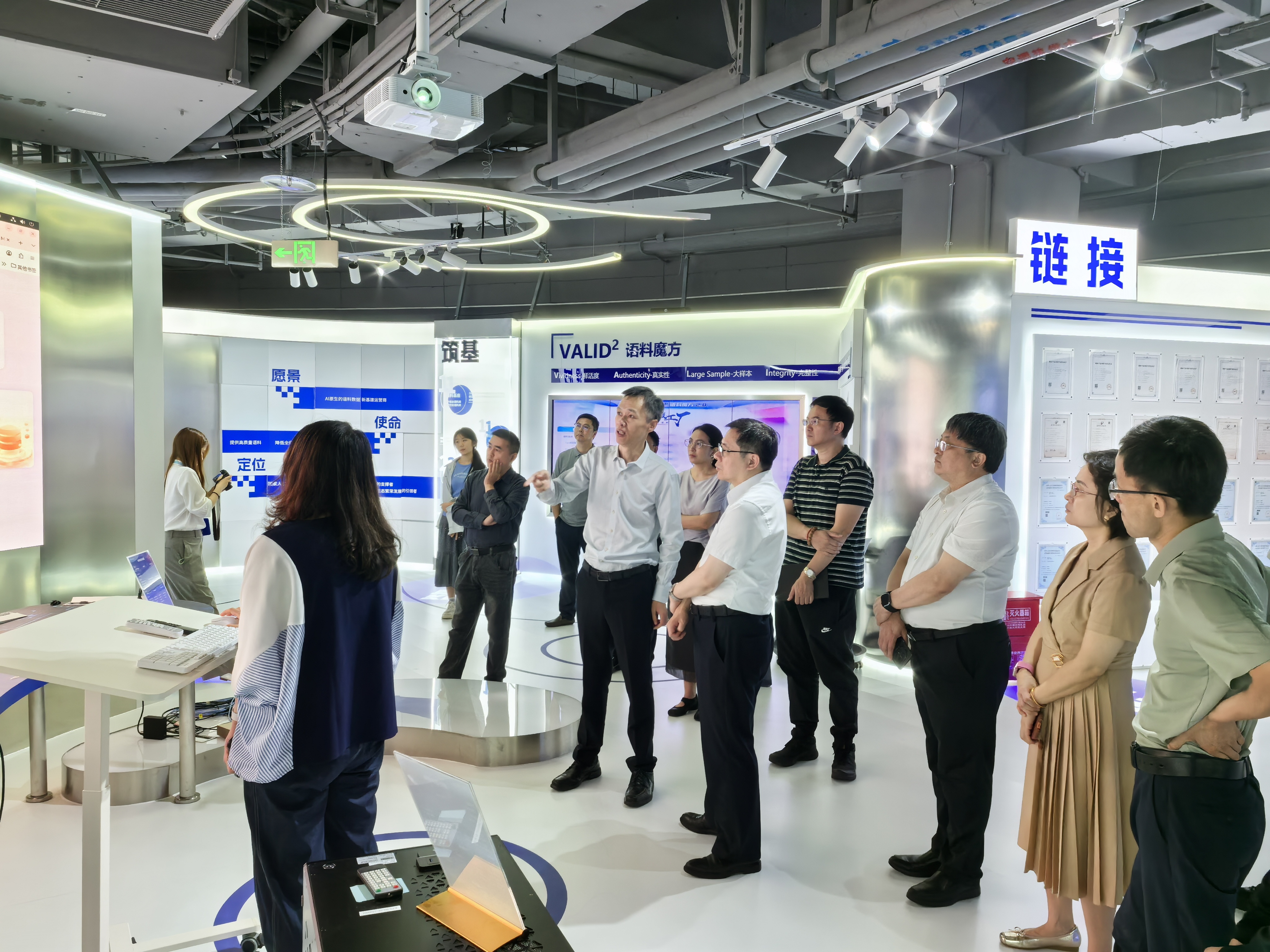 学校主动前移育人端口，把调研阵地搬到产业一线，开展覆盖百余家市场主体的专项走访行动