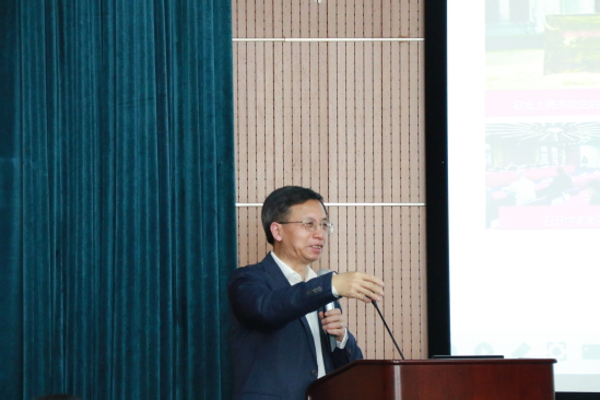 喻洪流作报告